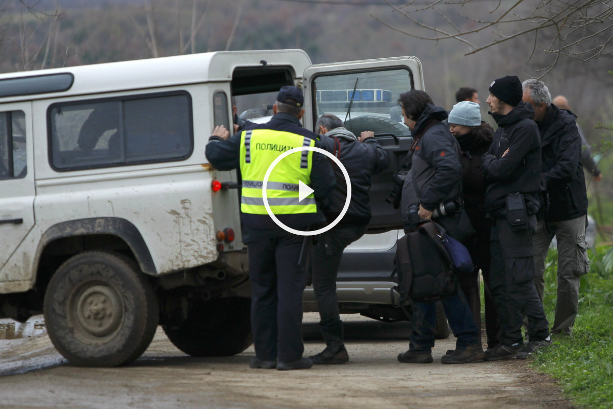 Policías macedonios proceden a arrestar a periodistas que cubrían la marcha de refugiados. (Reuters)