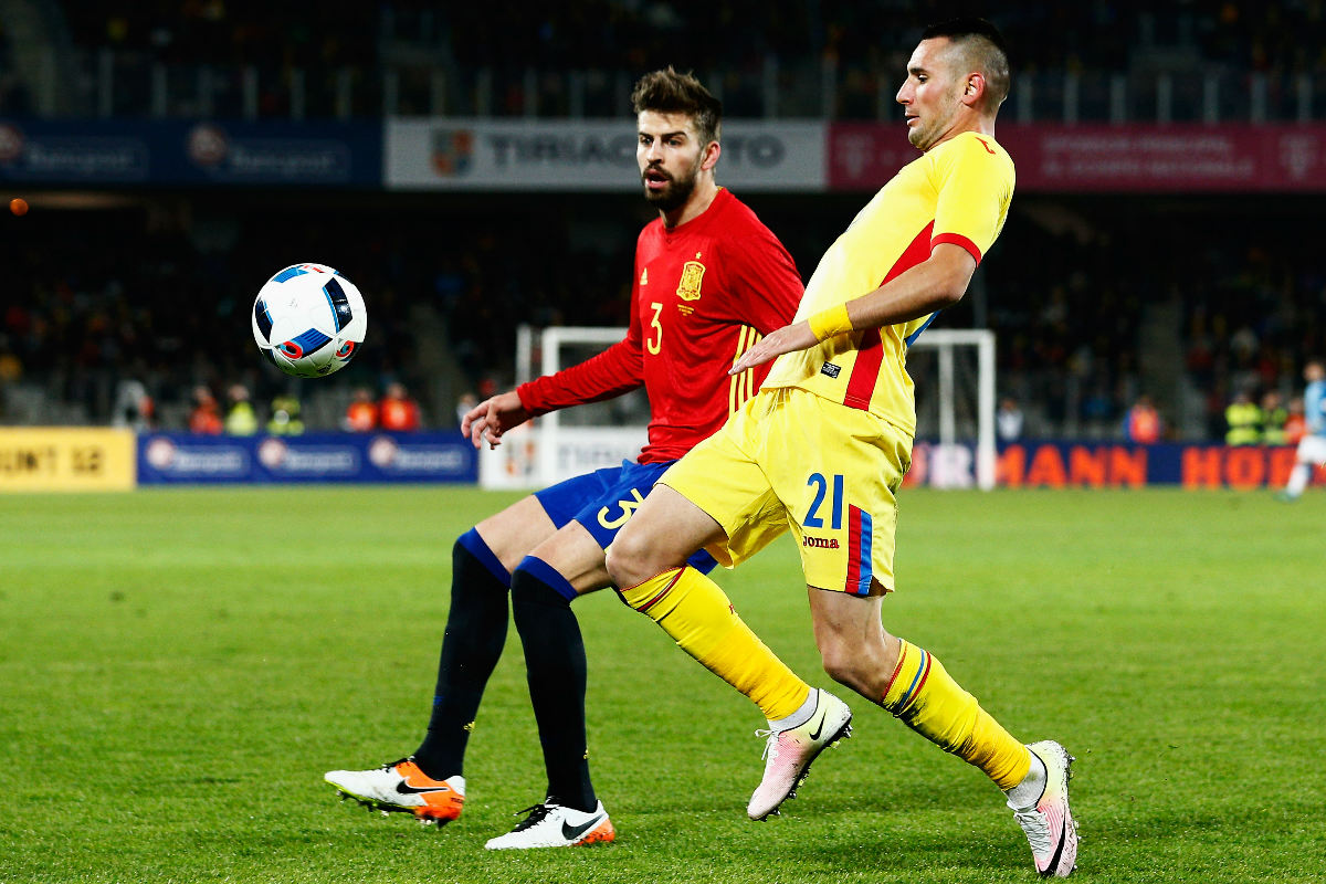 Piqué disputa un balón durante el encuentro en Rumanía. (Getty)