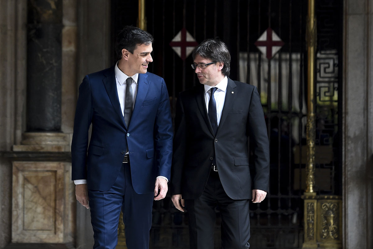 Carles Puigdemont, con Pedro Sánchez (archivo)