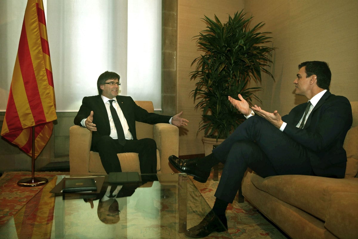 Carles Puigdemont y Pedro Sánchez,  en Barcelona. (EFE)