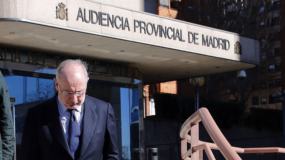 Rodrigo Rato abandona la Audiencia Provincial de Madrid tras declarar por el caso Urdangarin. (Foto: EFE)