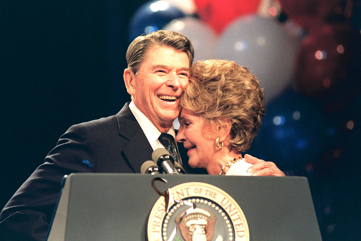 Nancy y Ronald Reagan en una imagen de 1988 (Foto: AFP).