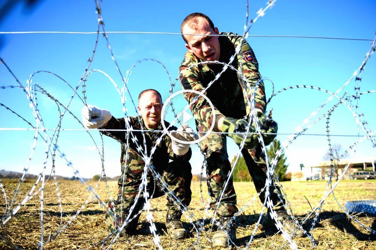 Soldados eslovenos construyen una valla en la frontera con Croacia para detener el paso de los inmigrantes. (Foto: AFP)