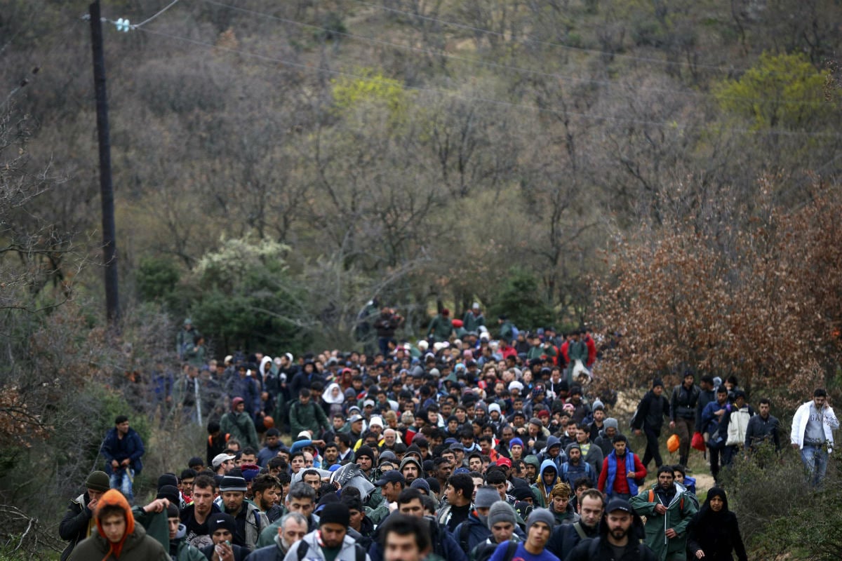 Cientos de refugiados buscan una ruta alternativa a Idomeni para pasar a Macedonia, este lunes. (Reuters)