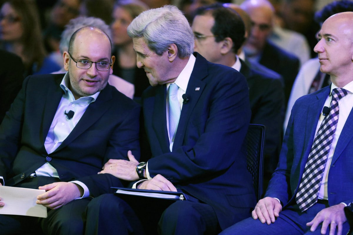 Jason Rezaian bromea con John Kerry junto al dueño del ‘Washington Post’, Jeff Bezos. (Getty)