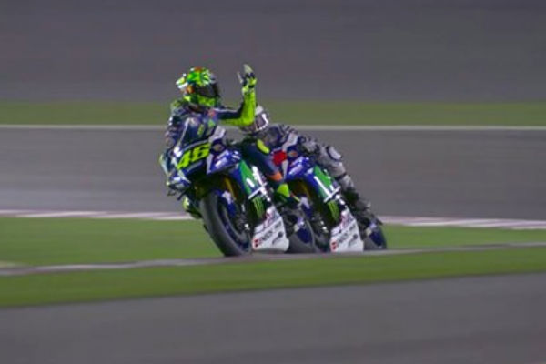 Rossi abroncó a Lorenzo en la pista.