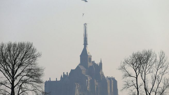 La estatua del monte Saint Michel es retirada con helicóptero para su restauración