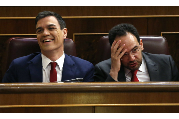 Pedro Sánchez y Antonio Hernando en la segunda sesión de investidura. (Foto:EFE)