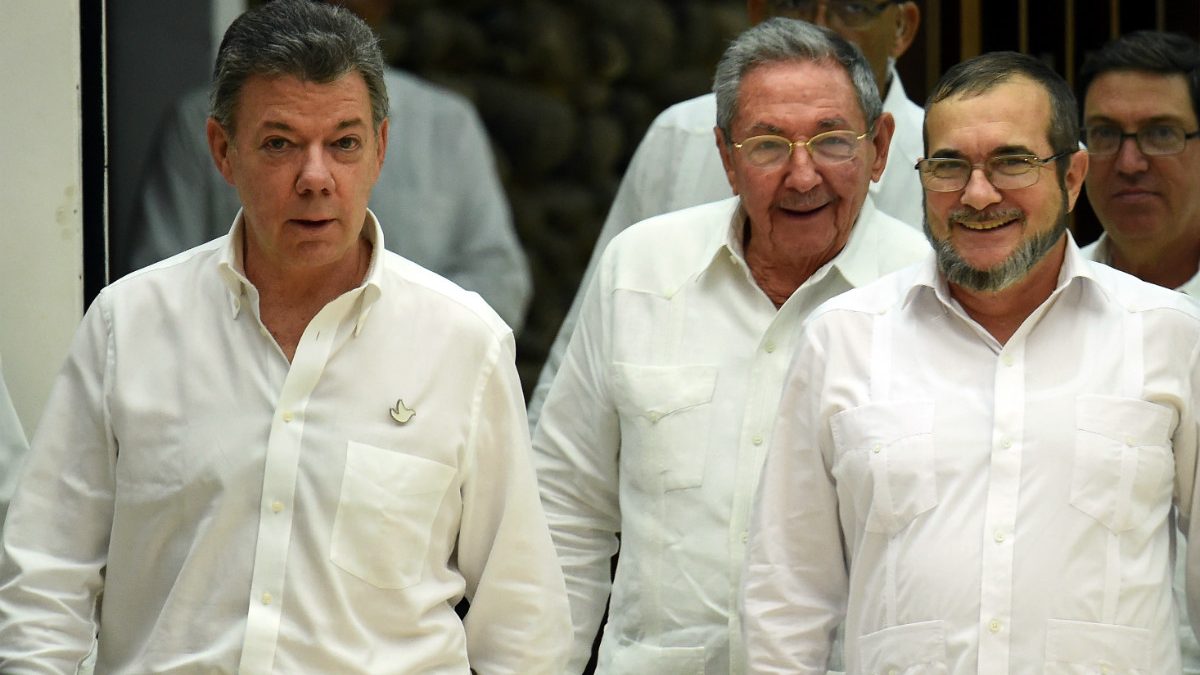Santos, presidente de Colombia, el dictador cubano Raúl Castro y el terrorista Timochenko, líder de las FARC. (AFP)