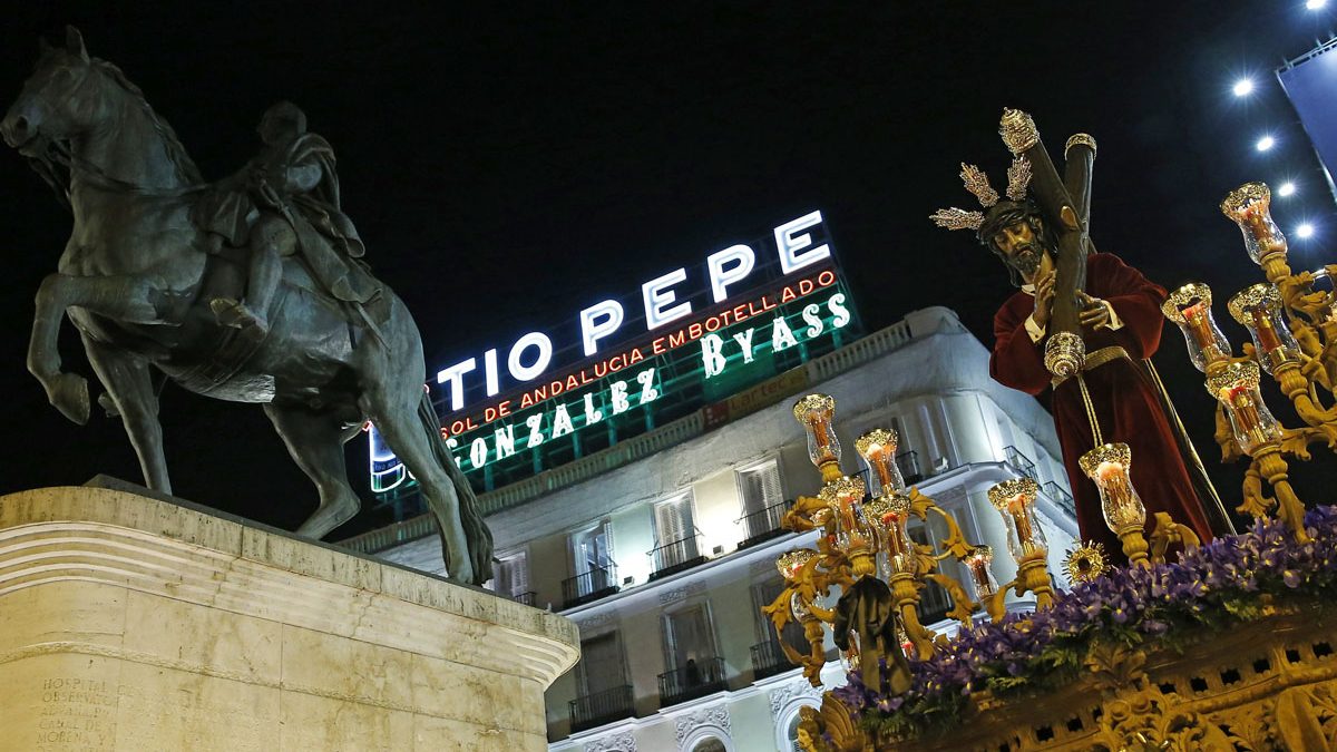 El Cristo de los Gitanos, a su paso por la Puerta del Sol de Madrid. (Foto: EFE/Chema Moya)