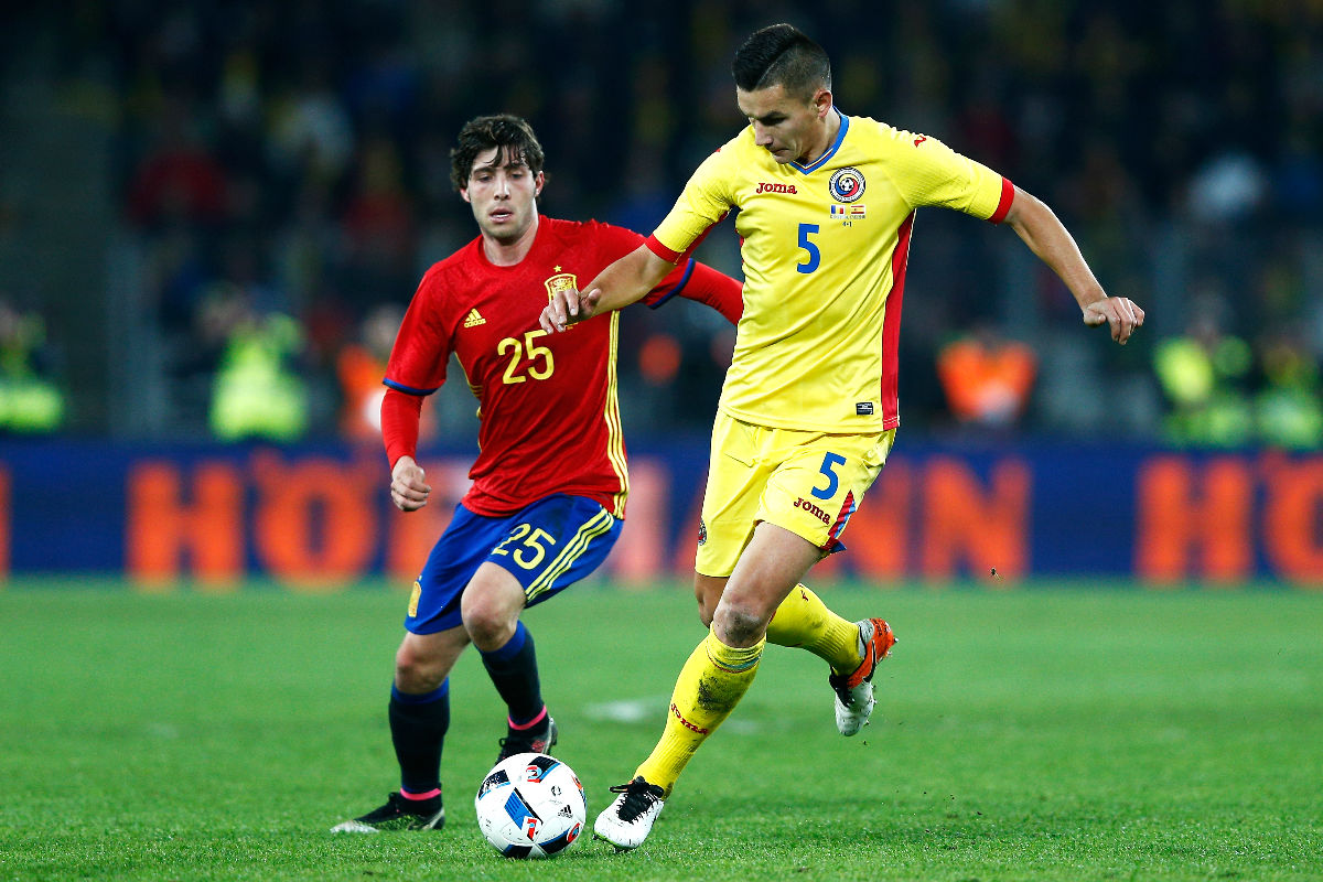 Sergi Roberto disputa un balón ante un jugador rumano en su debut con España. (Getty)