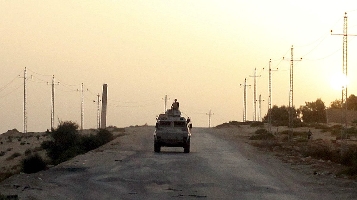 Un vehículo militar egipcio patrulla en el norte del Sianí, zona controlada por el ISIS. (Reuters)