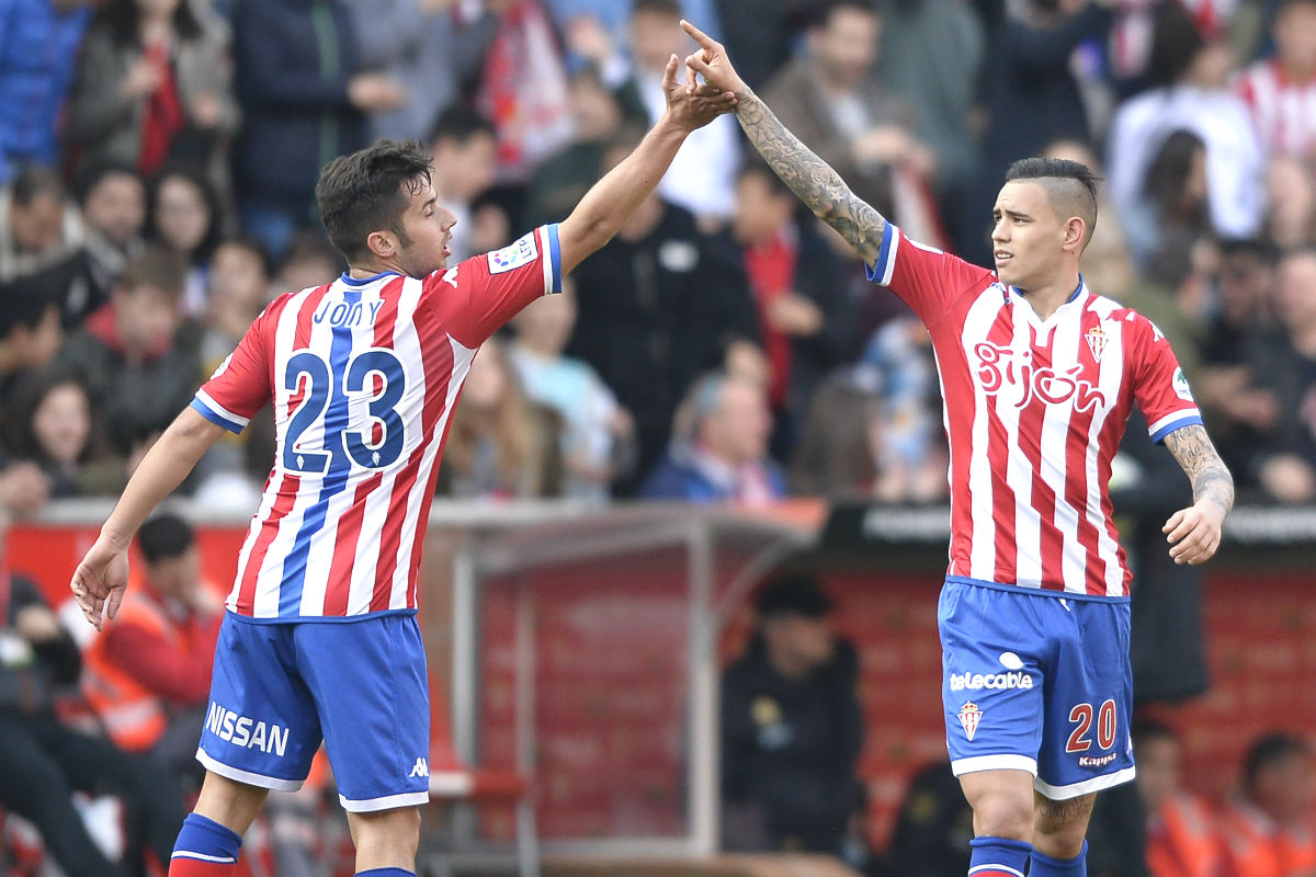 Jony y Sanabria celebran el primer gol del Sporting. (AFP)