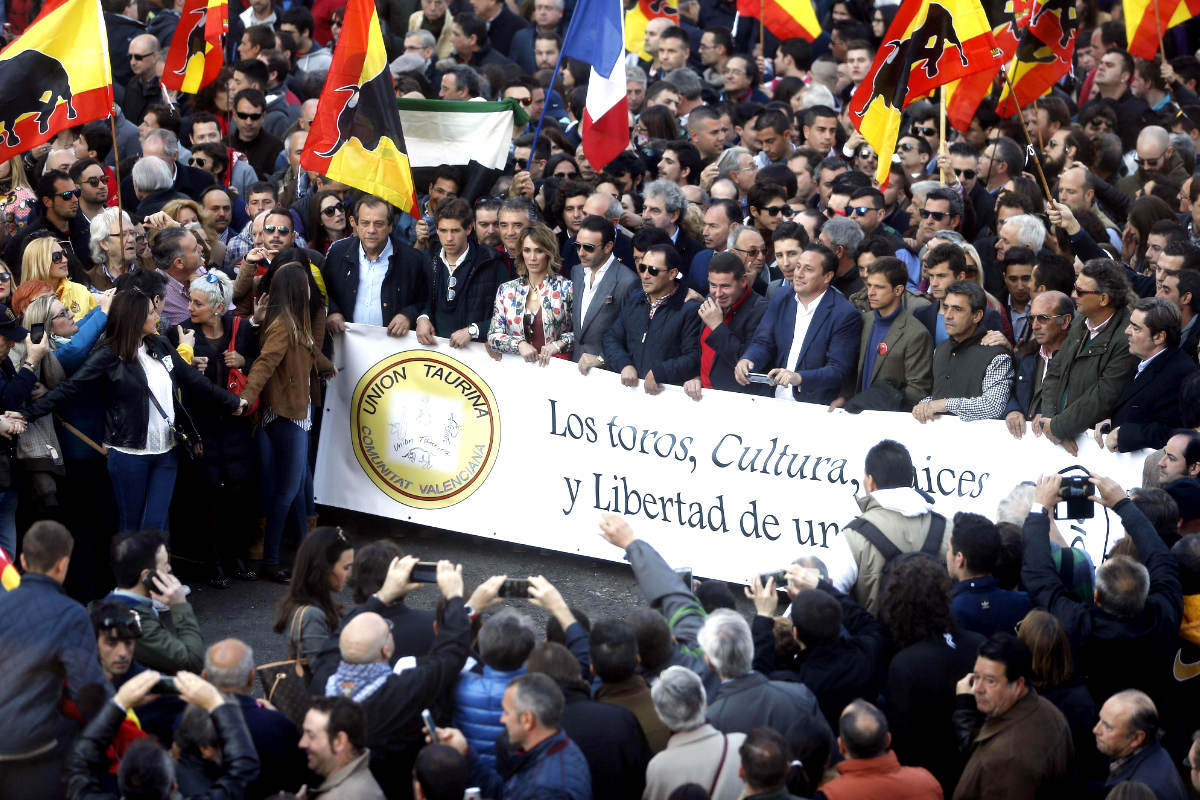 Imagen de la multitudinaria manifestación en Valencia a favor de los toros (Foto: Efe).