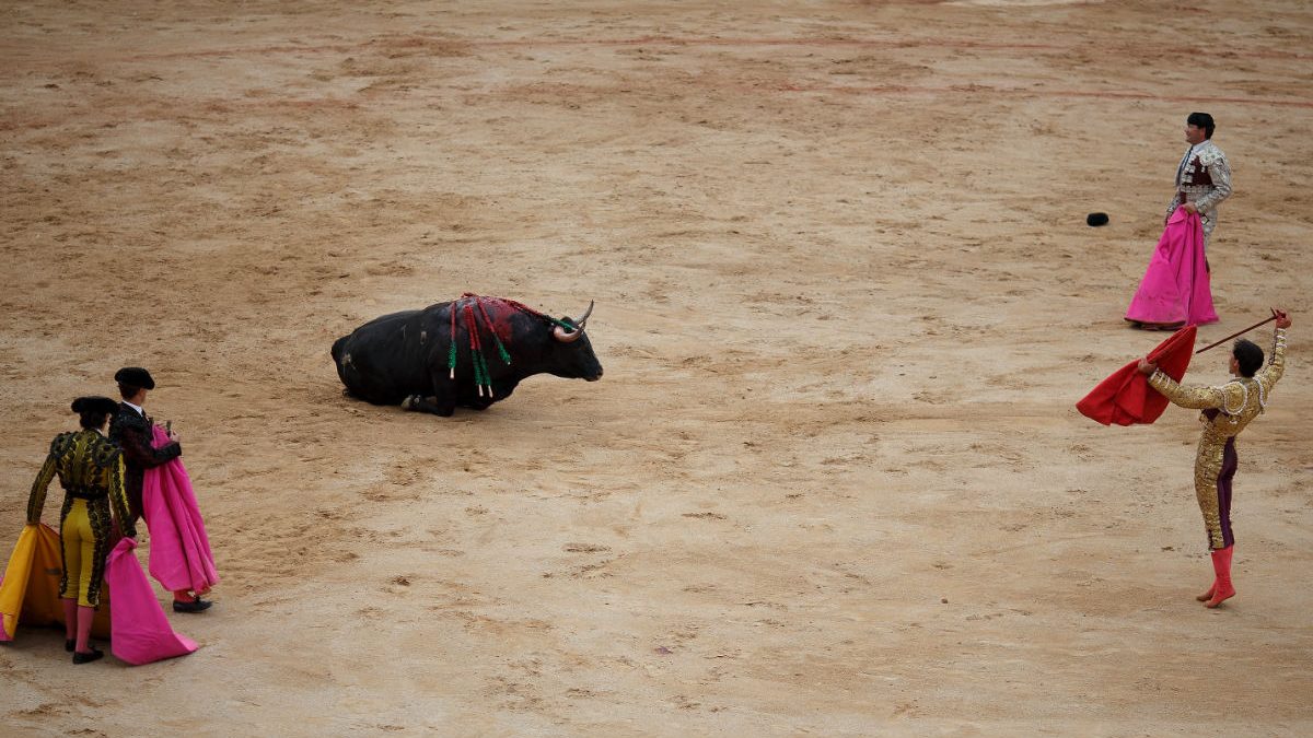 Un torero remata la faena durante una corrida de toros en las fiestas de San Fermín. (Foto: Getty)