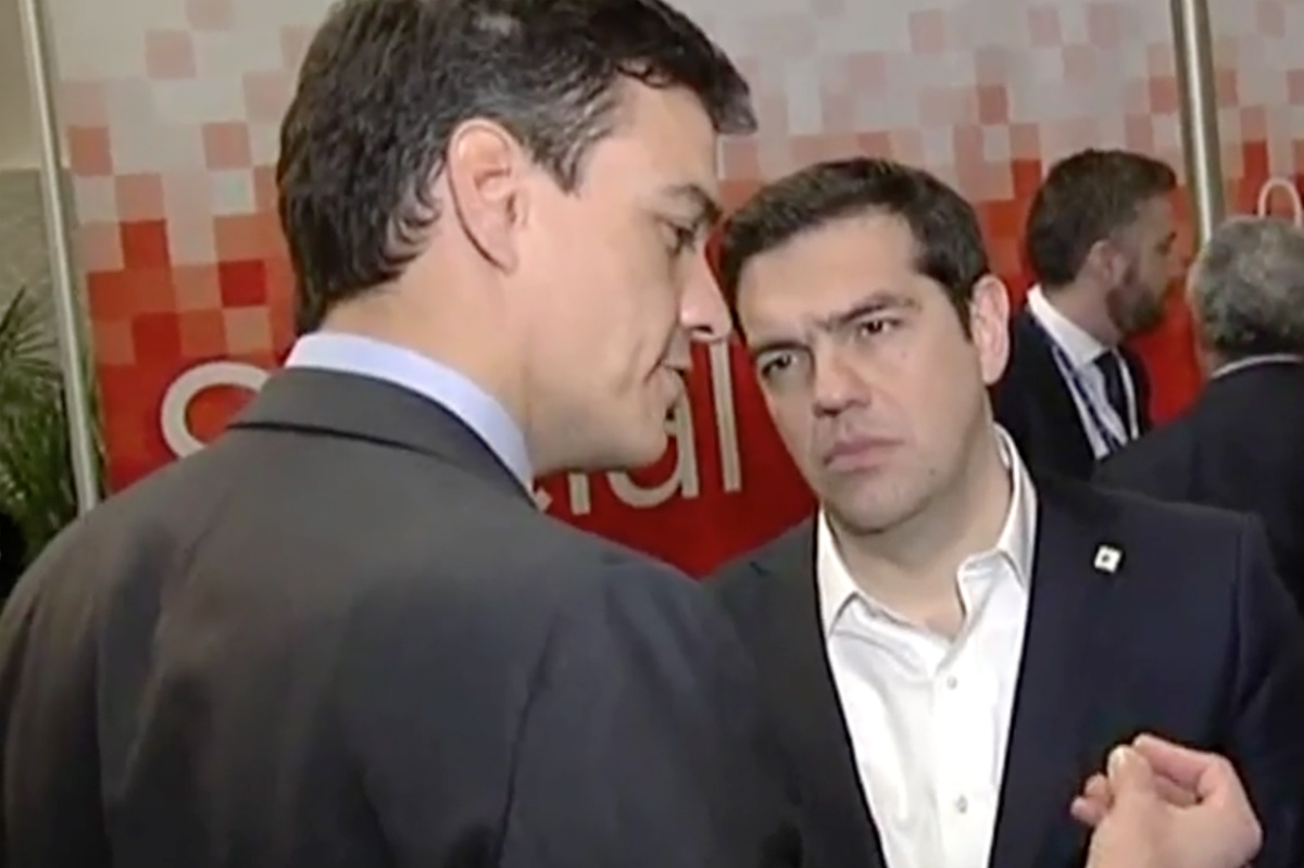 Pedro Sánchez explica a Alexis Tsipras que Pablo Iglesias bloquea la negociación.
