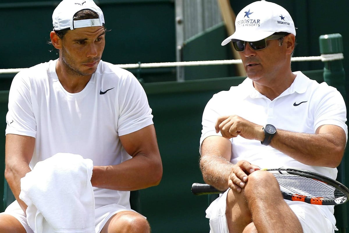 Toni Nadal dialoga con su sobrino Rafa en el Open de Australia. (EFE)