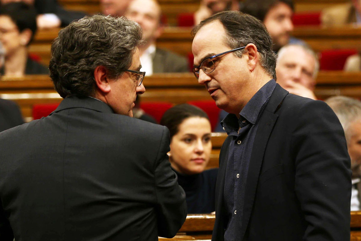 El portavoz de grupo parlamentario de Junts pel Sí, Jordi Turull (d) conversa con el portavoz del grupo popular, Enric Millllo. (Foto: EFE)