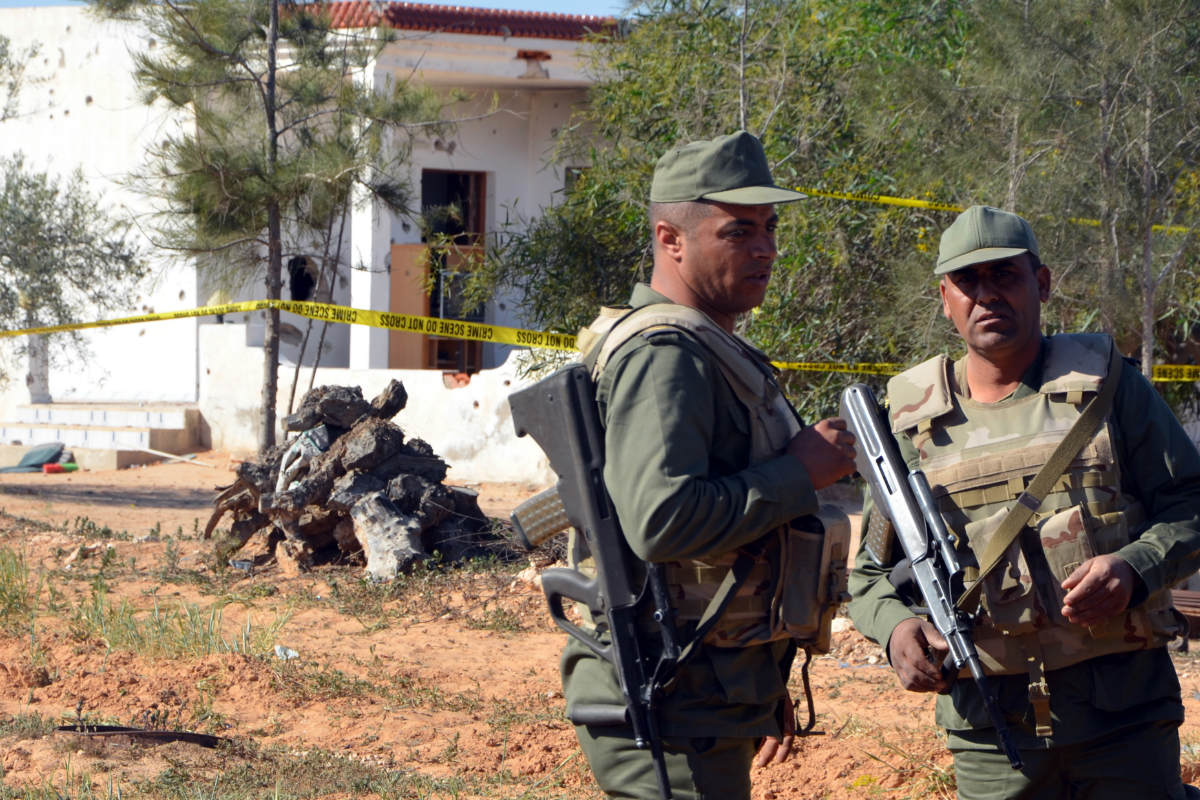 Militares tunecinos vigilan la zona de los ataques de esta madrugada. (Foto: AFP)