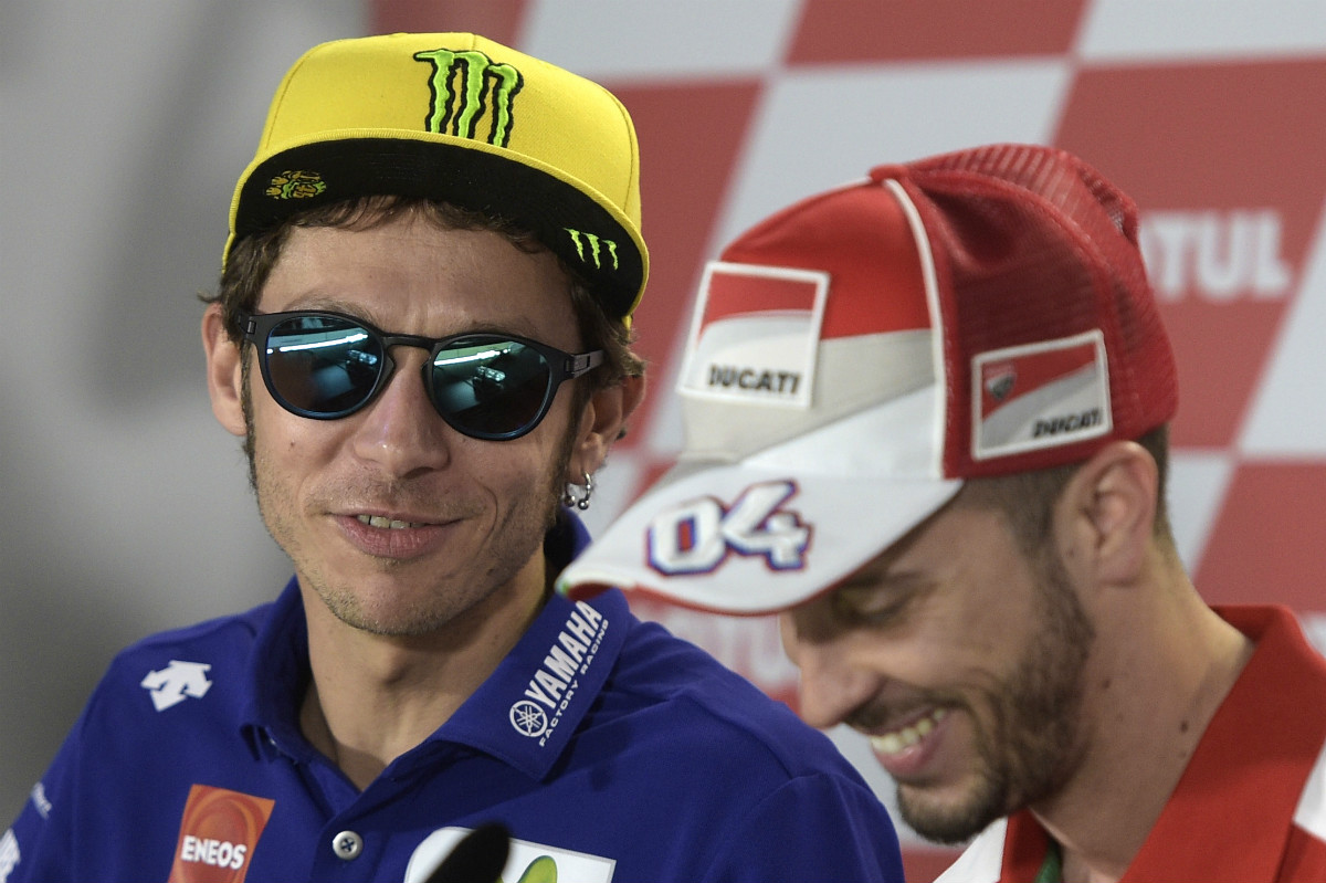 Rossi se ríe junto a Dovizioso en la rueda de prensa donde Márquez y Lorenzo se quejaron de los pitos. (AFP)