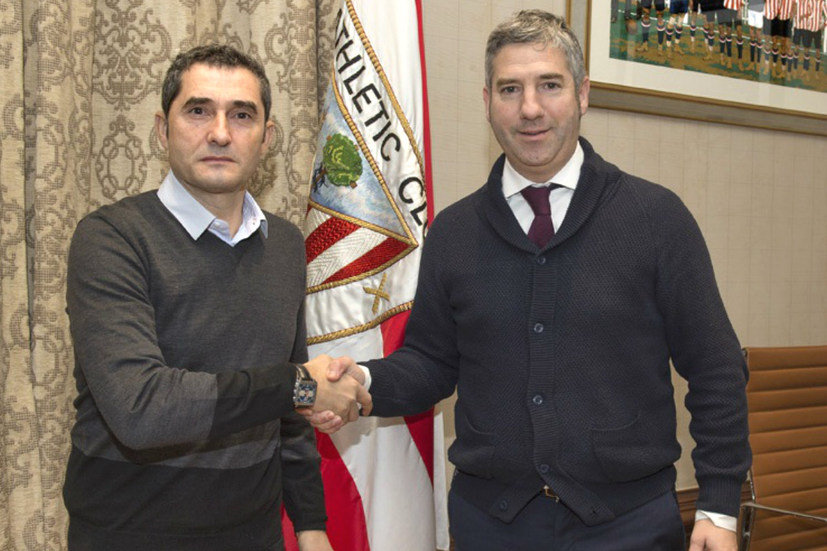 Ernesto Valverde y Josu Urrutia, presidente del Athletic, sellan la renovación del Txingurri. (Athletic Club de Bilbao)