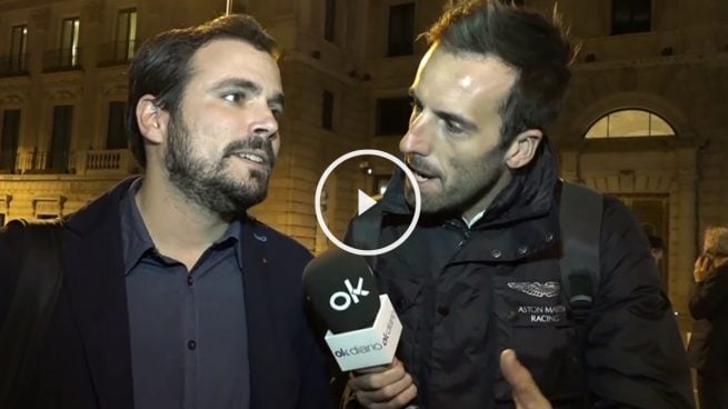 Alberto Garzón (IU) responde a Okjeda: «Lo del beso estaba fuera de guión»