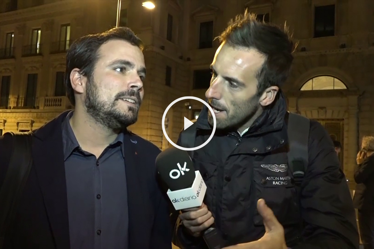 Alberto Garzón (IU) responde a Okjeda: «Lo del beso estaba fuera de guión»