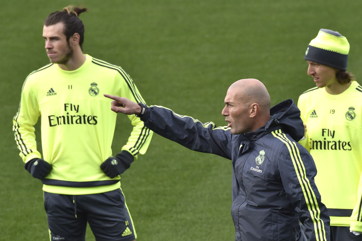 Zidane, junto a Bale y Modric en un entrenamiento. (AFP)