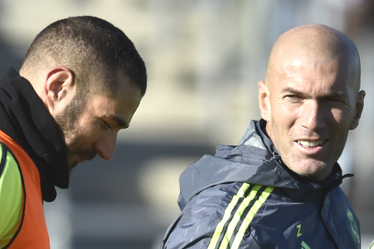 Zidane mira a Benzema en un entrenamiento en Valdebebas. (AFP)