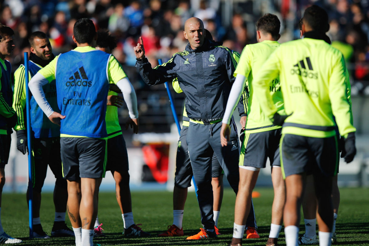 Zidane da instrucciones a sus jugadores en Valdebebas. (Getty)