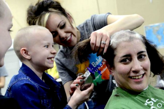 Un colegio entero se rapó la cabeza para apoyar a una de sus alumnas con cáncer