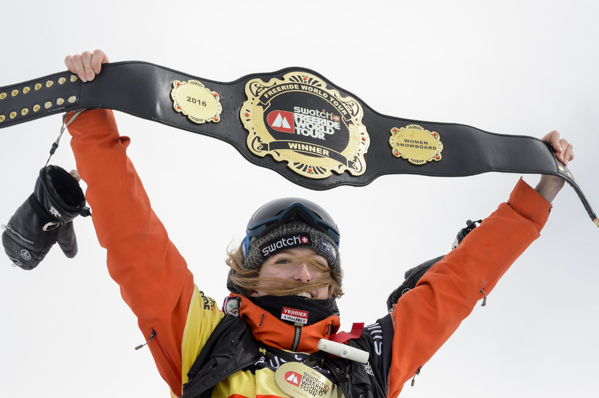 Estelle Balet celebra su último título de campeona de snowboard. (AFP)