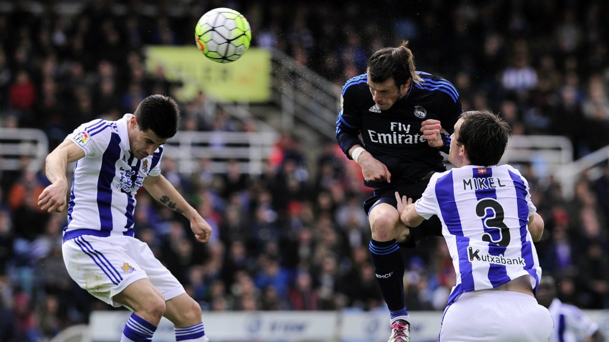 Bale remata de cabeza ante la Real Sociedad. (AFP)