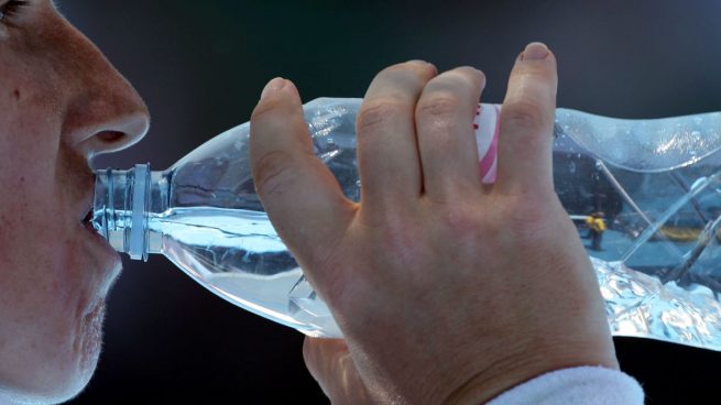 Más de 2.000 personas están enfermas por agua embotellada en mal estado en Barcelona