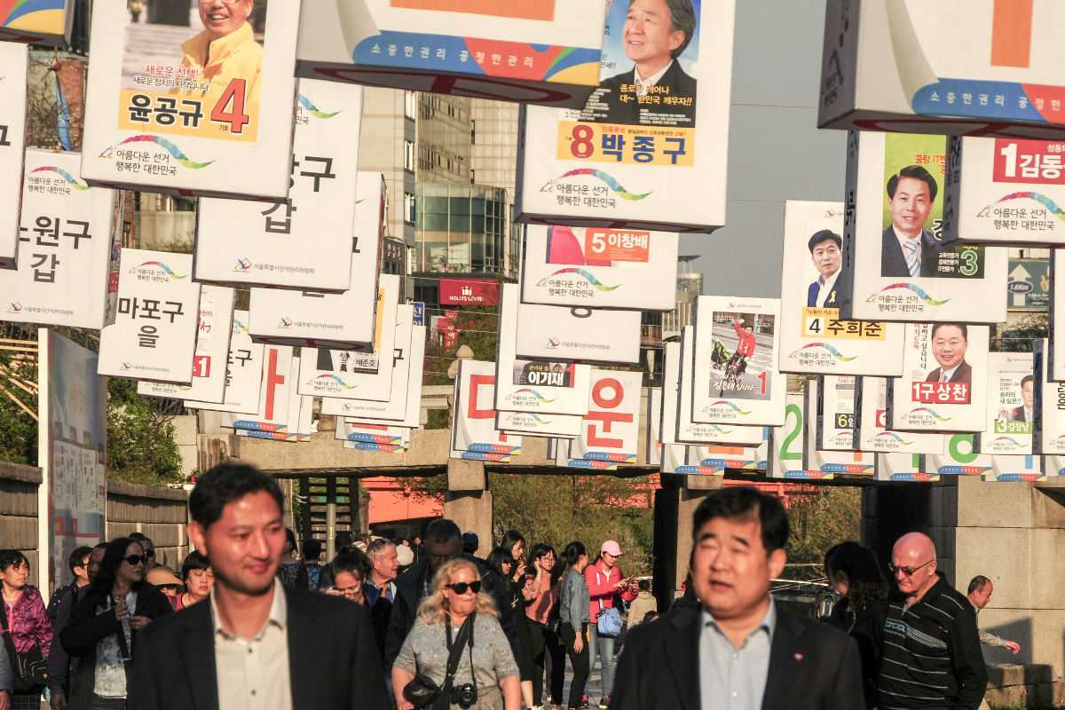 Imagen de Seúl con los carteles electorales. (Getty)