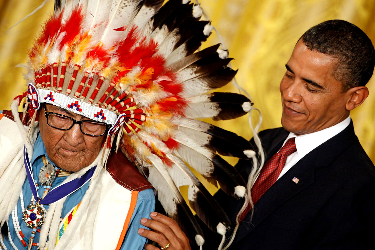 Joseph Medicine Crow recibiendo la medalla presidencial de la libertad de Barack Obama. (Getty)