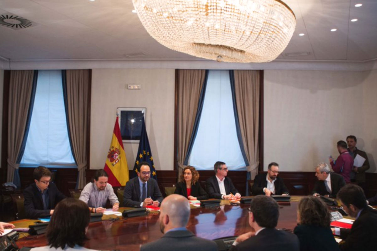 Los negociadores de PSOE, Ciudadanos y Podemos reunidos. (Foto: Twitter)