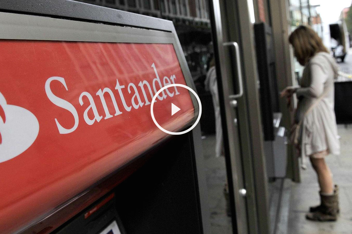 Una cliente de Banco Santander saca dinero del cajero. (Foto: EFE)