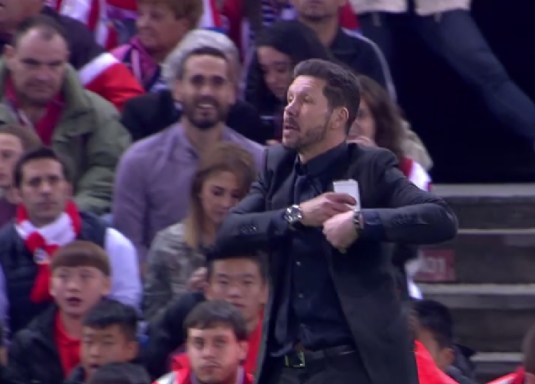 Simeone perdió el móvil. 