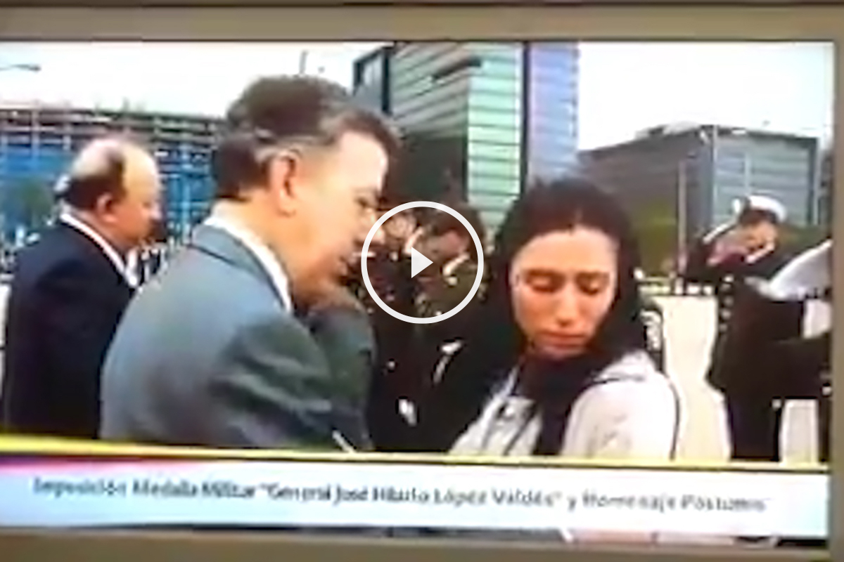 Momento en que la viuda de un militar asesinado por la guerrilla le aparta el rostro al presidente Santos. (OKD)