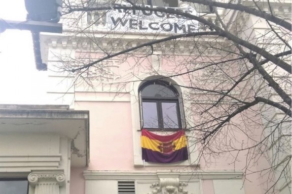 La bandera preconstitucional en un edificio del Ayuntamiento de Madrid. (Foto:EP)