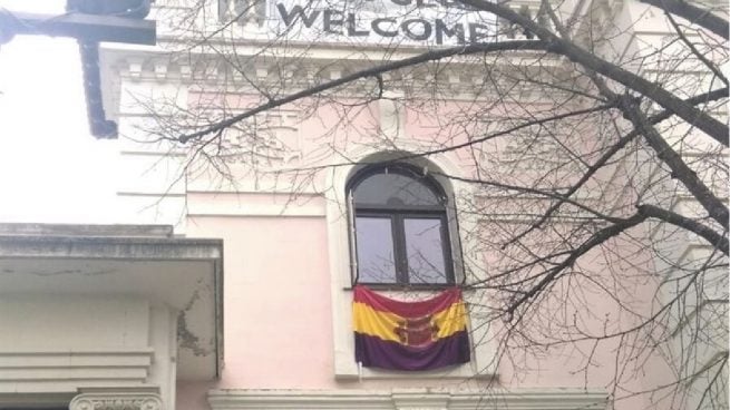 Carmena cuelga la bandera republicana en el distrito de Hortaleza