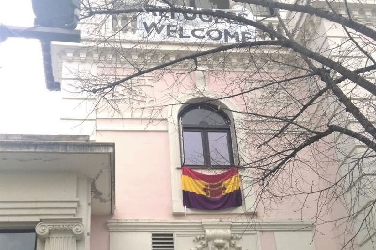 La bandera preconstitucional en un edificio del Ayuntamiento de Madrid. (Foto:EP)
