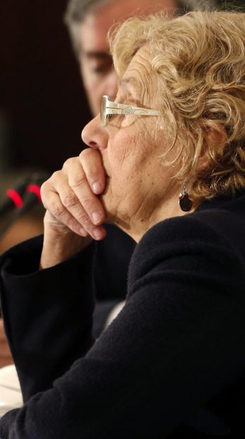 La regidora Carmena ante los medios y políticos. (Foto: EFE)