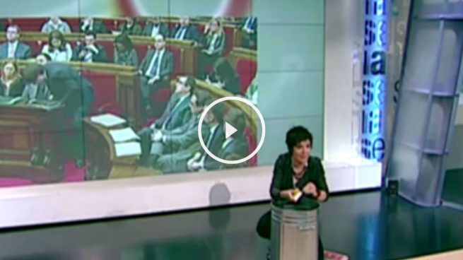 Una periodista de TV3 quema la Constitución Española en directo