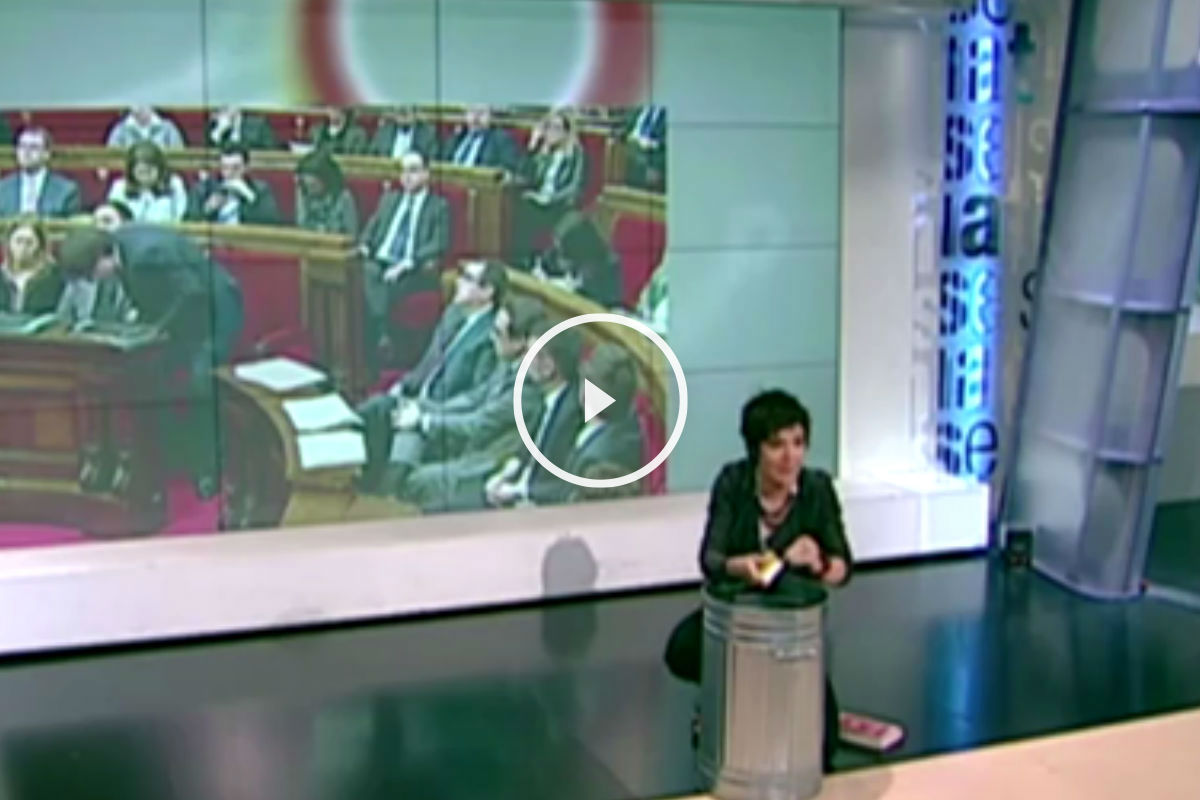 Imagen de la periodista catalana quemando hojas de la Constitución Española. (TV3)