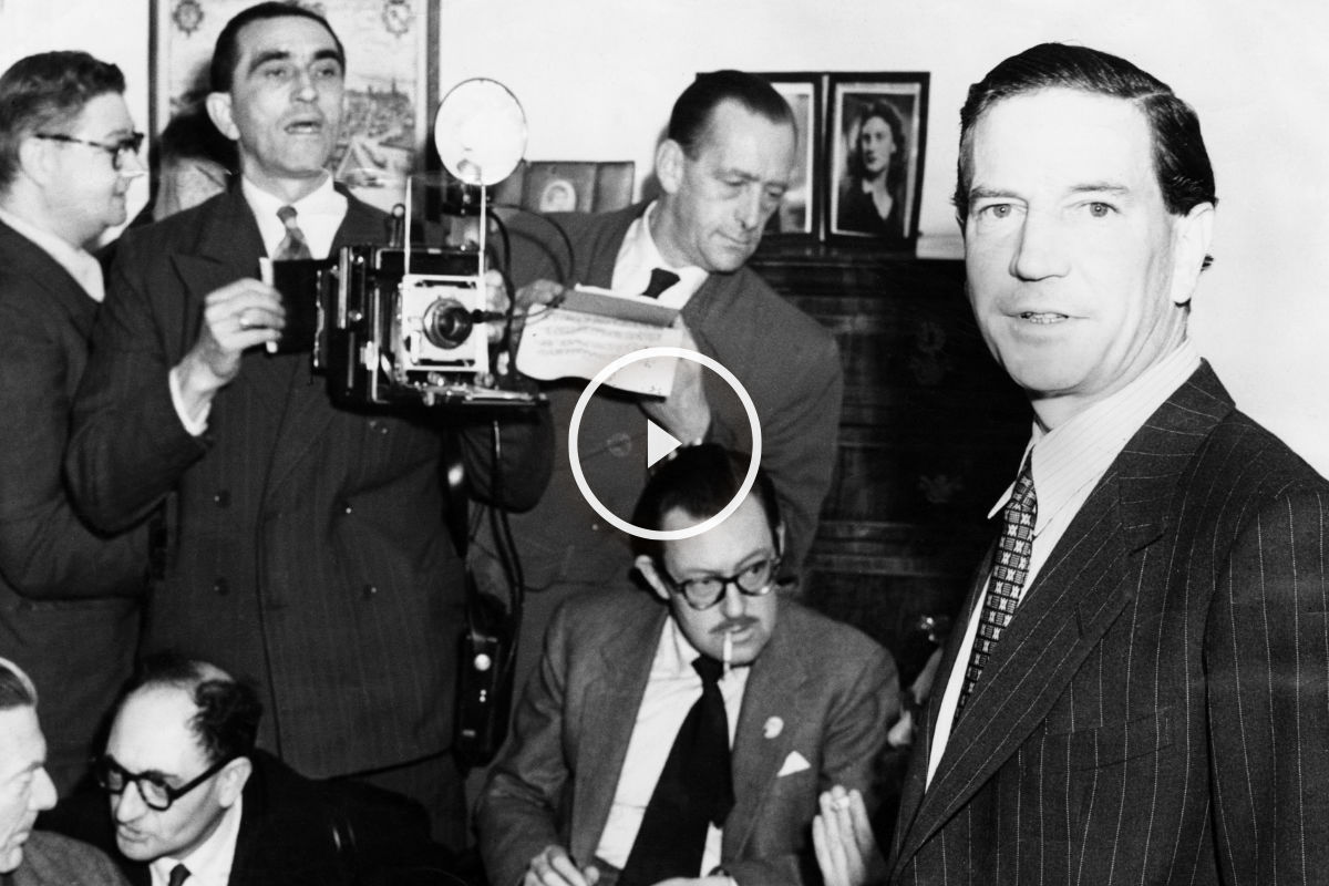 El espía Kim Philby rodeado de fotógrafos y periodistas. (Getty)