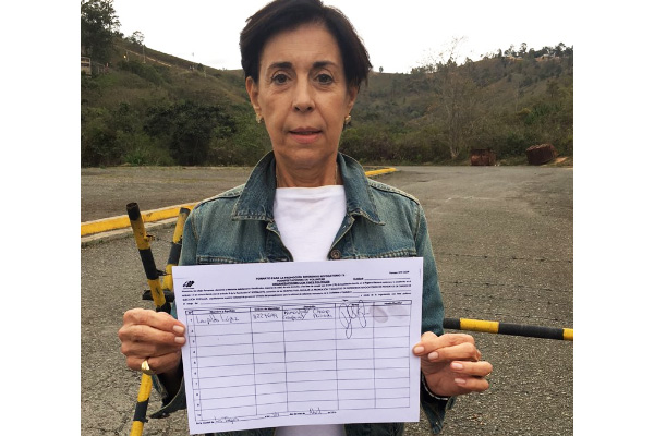 La madre de Leopoldo López muestra la firma de su hijo en la planilla oficial.