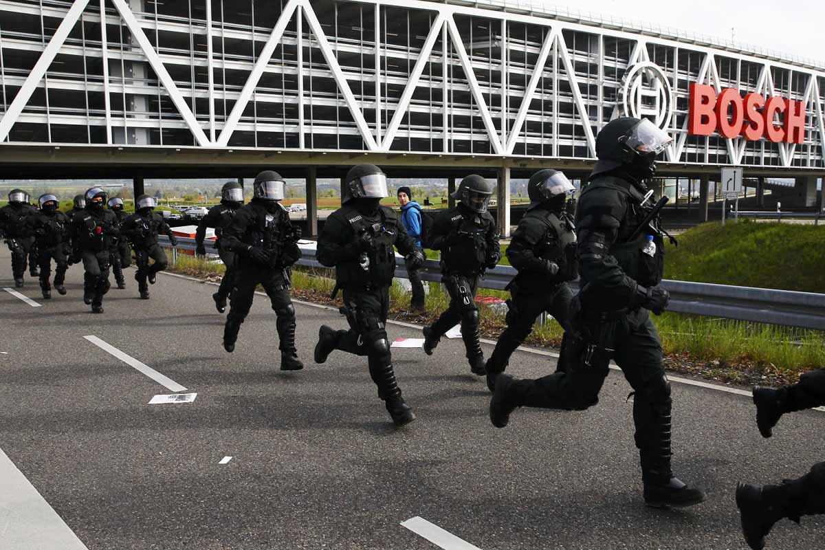 La policía toma posiciones durante las revueltas en Alemania (Foto: Reuters)
