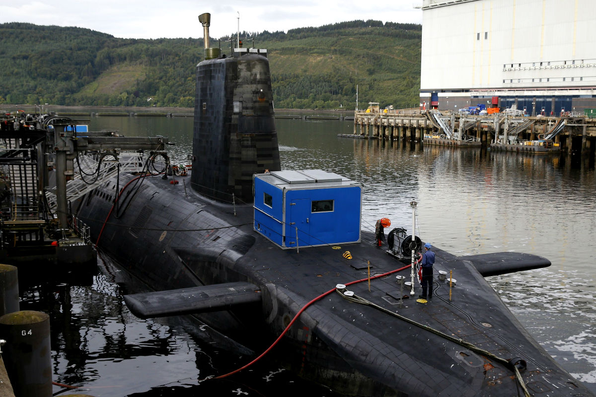 Imagen de un submarino mientras está siendo reparado en un puerto. (Getty)